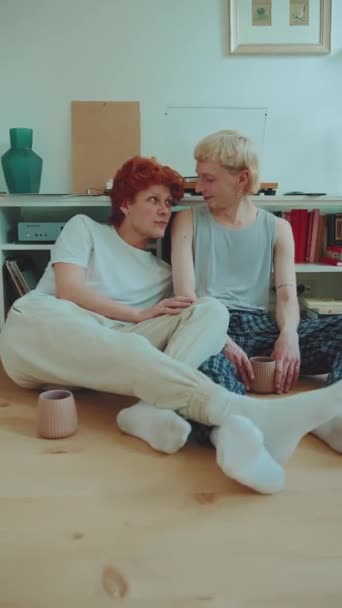 Usmívající Mladý Gayové Pár Obarvenými Vlasy Mluví Podlaze Uvnitř — Stock video