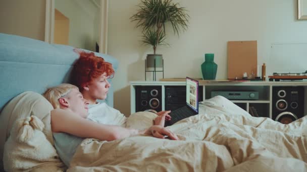 Koncentrerade Unga Homosexuella Par Med Färgat Hår Titta Lägenheter För — Stockvideo