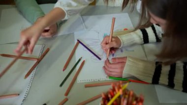 Çocuklar Sanat okulunda resim