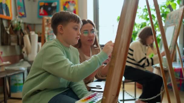 Niños Confiados Aprenden Dibujar Hablar Con Maestro Una Escuela Arte — Vídeo de stock