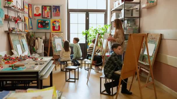 Ciddi Çocuklar Resim Yapmayı Bir Sanat Okulunda Bir Öğretmenle Konuşmayı — Stok video