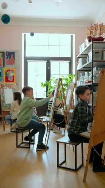 Niños Felices Aprenden Dibujar Una Escuela Arte — Vídeo de stock