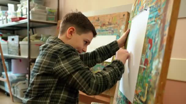 Vista Lateral Del Niño Sonriente Aprender Dibujar Una Escuela Arte — Vídeo de stock