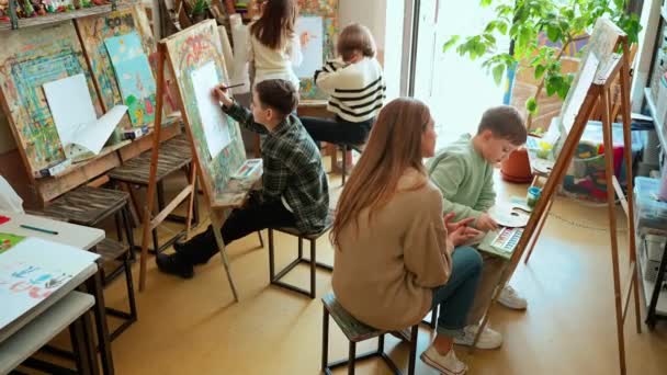 Top View Concentrated Young Children Talking Painting Illustration Class Teacher — Stock Video