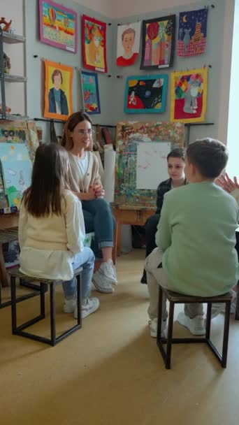 Skrattande Lärare Pratar Med Barn Illustrationskurs Konstskolan — Stockvideo
