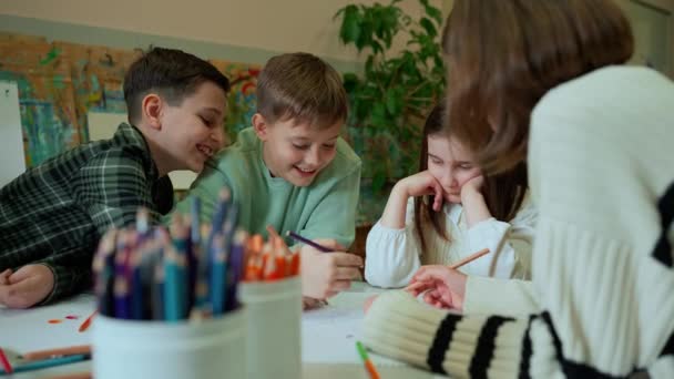 Resim Okulunda Gülümseyen Çocuklar — Stok video