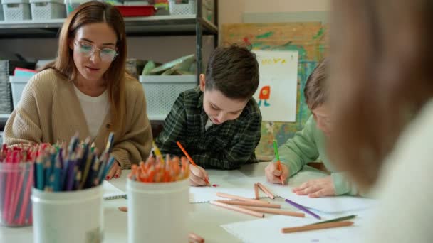 Concentrated Female Teacher Painting Young Students Art School — Stock Video