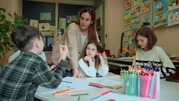 Glad Lärare Talar Till Barnen Konstklassen — Stockvideo