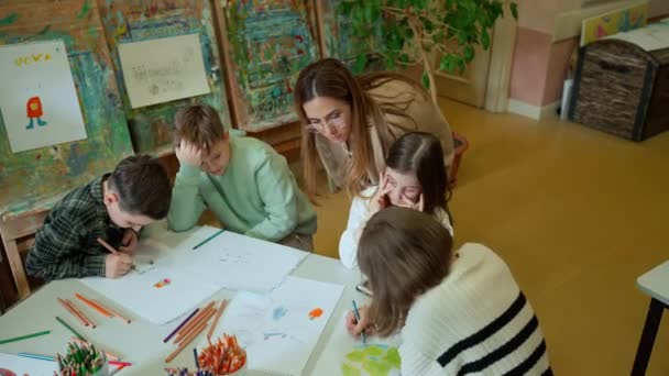 Professora Concentrada Conversando Com Crianças Aula Arte — Vídeo de Stock