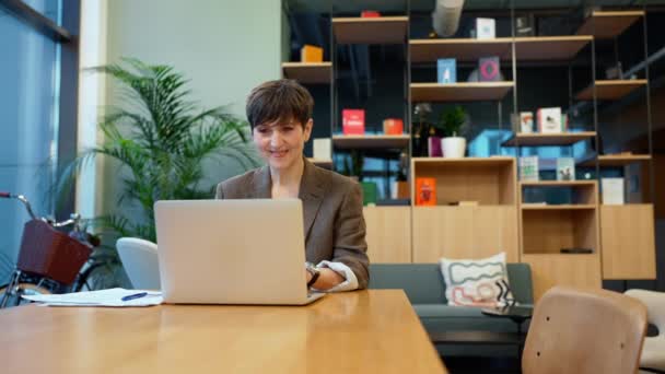 Позитивная Брюнетка Зрелая Деловая Женщина Работающая Ноутбуке Офисе — стоковое видео