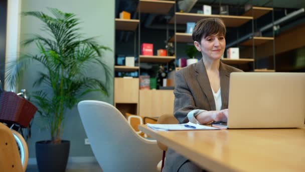 Hübsch Brünett Reif Geschäftsfrau Working Auf Laptop Die Büro — Stockvideo