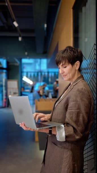 Charming Brunette Matre Pengusaha Wanita Bekerja Pada Laptop Kantor — Stok Video