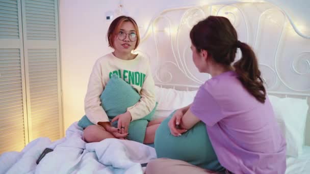 Багатокультурні Дівчата Розмовляють Ліжку Під Час Сну — стокове відео