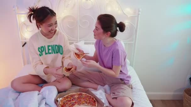 Meninas Multiculturais Sorridentes Conversando Comendo Pizza Cama Uma Festa Pijama — Vídeo de Stock