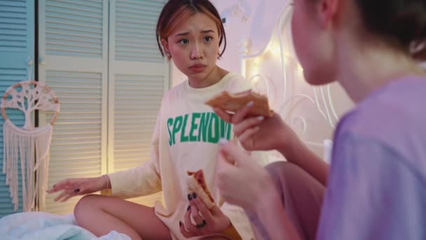 Grappige Multiculturele Meisjes Praten Eten Pizza Het Bed Bij Een — Stockvideo