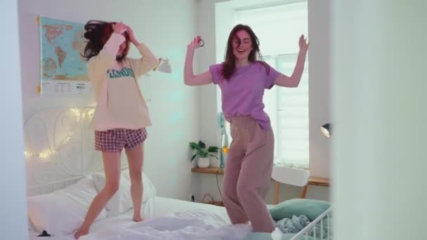 Смешные Транснациональные Девушки Поют Танцуют Кровати Время Ночевки — стоковое видео