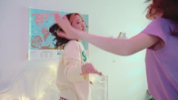 Ładne Wielonarodowe Dziewczyny Śpiewające Tańczące Łóżku Podczas Nocowania — Wideo stockowe