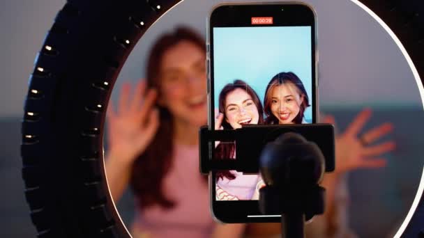 Zonnige Multiculturele Meisjes Opnemen Van Video Een Mobiele Telefoon Camera — Stockvideo