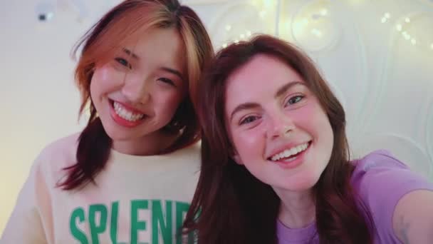 Счастливые Мультяшные Девочки Записывают Видео Камеру Здороваются Кафе — стоковое видео