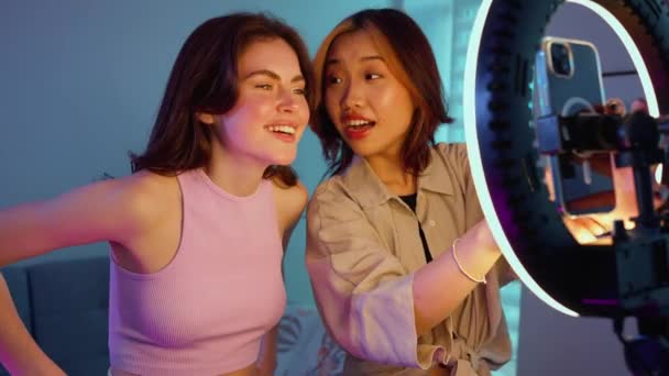 Pozytywne Wielokulturowe Dziewczyny Nagrywające Wideo Komórkowej Kamerze Lampą Pierścieniową Podczas — Wideo stockowe