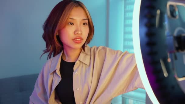 Confiante Asiático Jovem Mulher Gravação Vídeo Móvel Câmara Com Anel — Vídeo de Stock