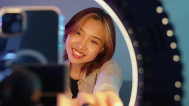 Zabawna Azjatycka Młoda Kobieta Nagrywa Wideo Komórkę Lampą Pierścieniową Rozmawia — Wideo stockowe