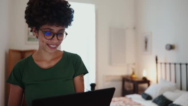 Mujer Africana Feliz Con Gafas Pelo Rizado Trabajando Ordenador Portátil — Vídeos de Stock