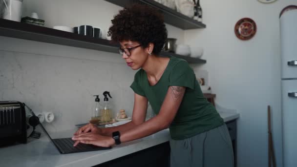 Mujer Africana Positiva Con Gafas Pelo Rizado Trabajando Ordenador Portátil — Vídeos de Stock