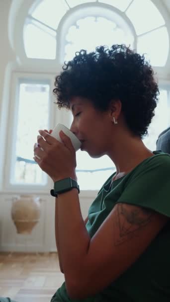 Relajada Mujer Africana Con Pelo Rizado Beber Casa — Vídeos de Stock