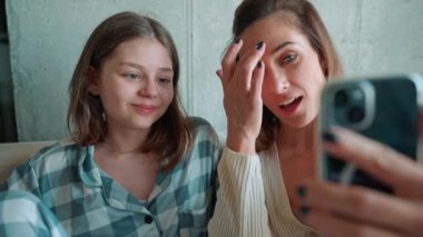 Mutlu anne ve kız video sohbet evde telefonda