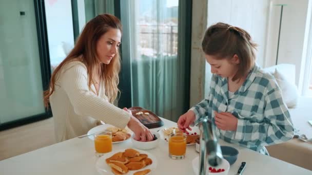 Χαμογελώντας Μαμά Και Κόρη Κάνοντας Πρωινό Τηγανίτες Μούρα Και Μιλώντας — Αρχείο Βίντεο
