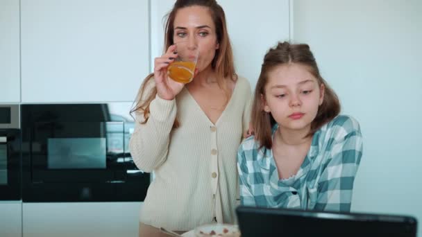 Αυτοπεποίθηση Μαμά Και Κόρη Παρακολουθήσουν Βίντεο Στο Tablet Ενώ Τρώει — Αρχείο Βίντεο