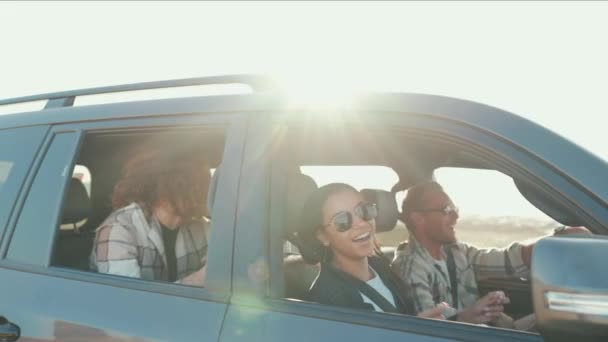 快乐的跨国朋友在夏天唱歌和开车 — 图库视频影像