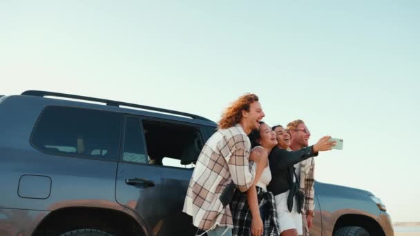 Amigos Multinacionais Risonhos Tomam Selfie Celular Perto Carro Pelo Estuário — Vídeo de Stock