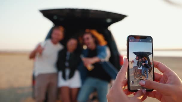 Amigos Multinacionales Sonrientes Tomando Fotos Teléfonos Celulares Con Cerveza Maletero — Vídeos de Stock
