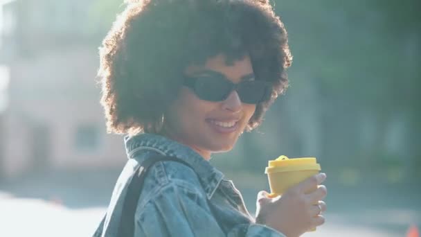 Joyeux Cheveux Bouclés Femme Africaine Portant Des Lunettes Soleil Regardant — Video