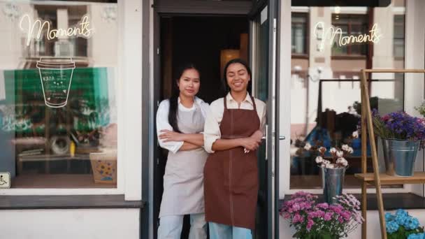 Smiling Multicultural Waitresses Aprons Welcoming Guests Door Cafe — Vídeos de Stock