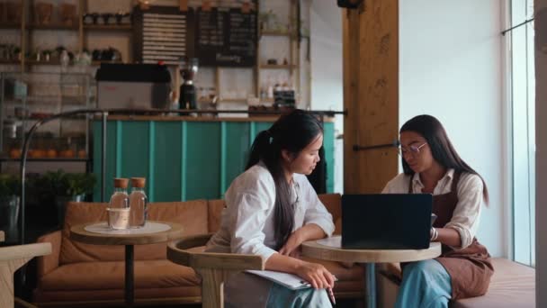 Happy Multinational Waitresses Working Laptop Filling Out Reports Sitting Cafe — 비디오
