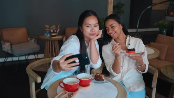 Laughing Multicultural Female Friends Taking Cell Phone Selfies Cake Cafe — Vídeo de Stock