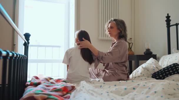 Magabiztos Ősz Hajú Fiatal Anya Hajat Mosott Lányainak Ágyon Reggel — Stock videók