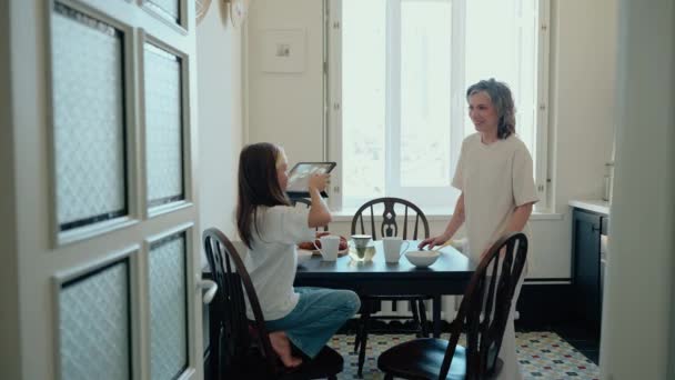 Hija Tomando Fotos Comida Tableta Antes Desayunar Con Mamá Cocina — Vídeo de stock