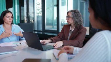 Ofis toplantısında iş planlarını tartışan çok uluslu iş kadınları.