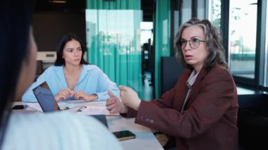 Ofis toplantısında iş planlarını tartışan çok uluslu iş kadınları