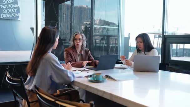 Mulheres Negócios Multinacionais Pensivas Conversando Reunião Escritório — Vídeo de Stock