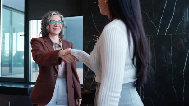 Zwei Positive Geschäftsfrauen Beim Händeschütteln Nach Erfolgreichem Deal Amt — Stockvideo