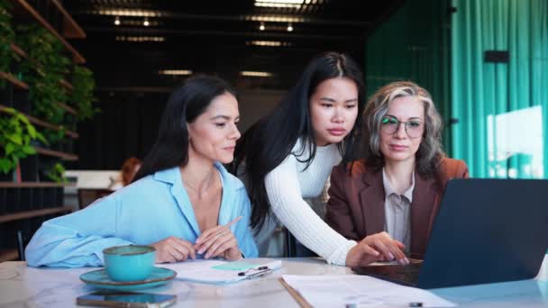Mujeres Negocios Multinacionales Sonrientes Discutiendo Planes Trabajo Mirando Computadora Portátil — Vídeo de stock