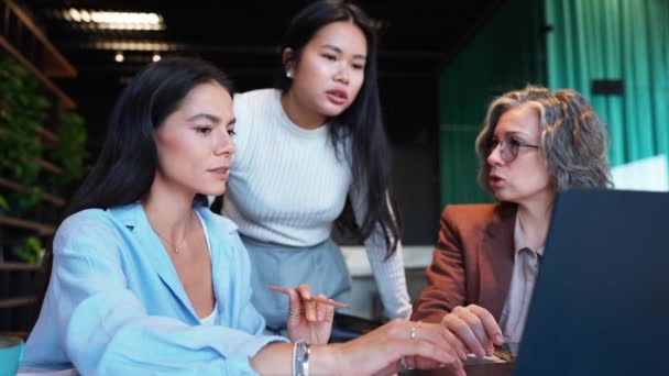 Mulheres Negócios Multinacionais Concentradas Discutindo Planos Trabalho Olhando Para Laptop — Vídeo de Stock