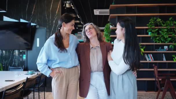Sorrindo Três Empresárias Multinacionais Abraçando Olhando Para Câmera Escritório — Vídeo de Stock