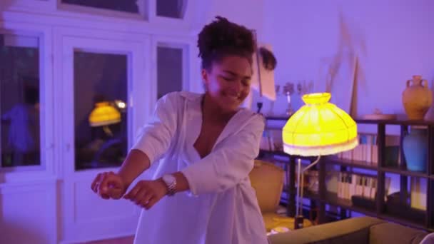 Mujer Africana Alegre Bailando Noche Casa Luz Música — Vídeo de stock