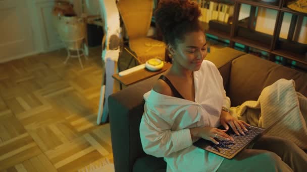Šťastný Africký Žena Poslech Hudby Textové Zprávy Notebooku Doma Večerních — Stock video